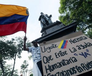 epa07365725 Venezuelan citizens march at Santander square during a demonstration calling for the safe passage of international humanitarian aid from the United States and Colombia in Cucuta, Colombia, 12 February 2019. According to media reports, Venezuela's President Nicolas Maduro has blocked international humanitarian aid from being transported into the country.  EPA/MAURICIO DUENAS CASTANEDA