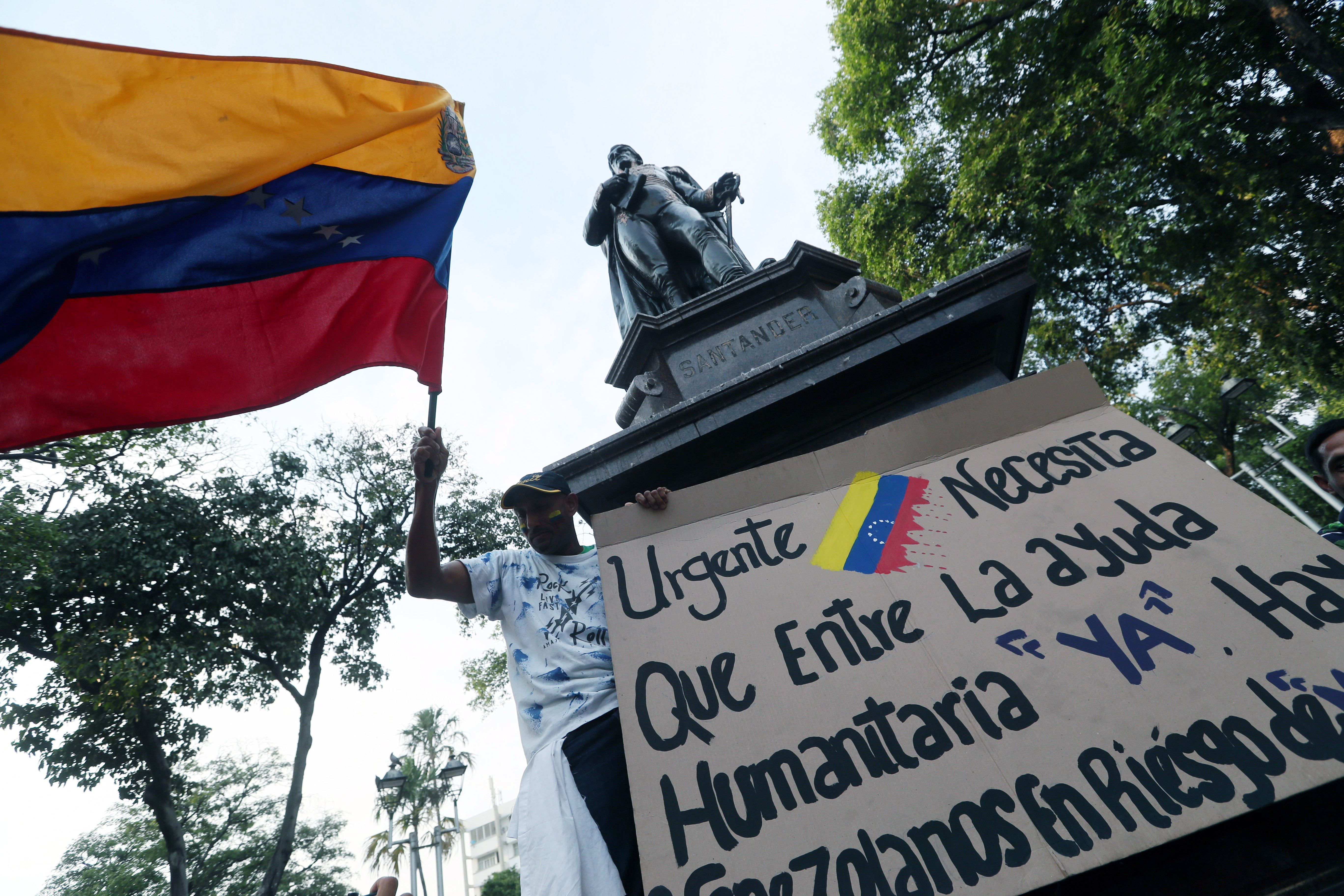epa07365725 Venezuelan citizens march at Santander square during a demonstration calling for the safe passage of international humanitarian aid from the United States and Colombia in Cucuta, Colombia, 12 February 2019. According to media reports, Venezuela's President Nicolas Maduro has blocked international humanitarian aid from being transported into the country.  EPA/MAURICIO DUENAS CASTANEDA
