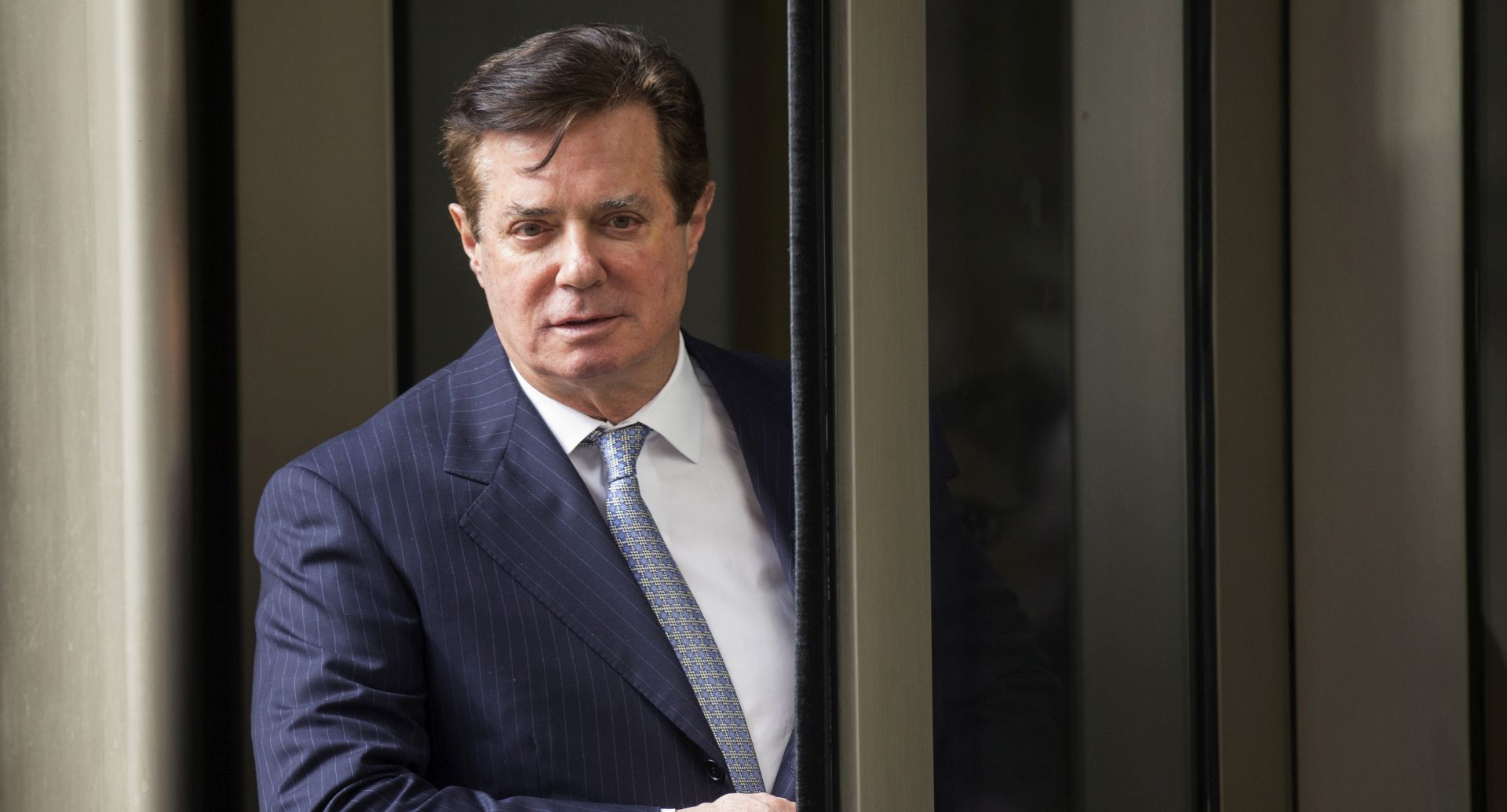 epa07368058 (FILE) - Former Trump campaign chairman Paul Manafort departs the federal court house after a status hearing in Washington, DC, USA, on 14 February 2018 (reissued 13 February 2019). A judge has voided Manafort's plea deal on 13 February 2019, following a closed hearing on whether Manafort broke his plea agreement with Special Counsel Robert Mueller.  EPA/SHAWN THEW