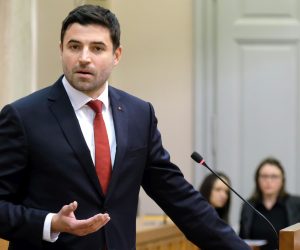 Zagreb, 14.02.2019 - Interpelacija o radu Vlade RH radi postupanja Vlade RH vezanih uz nabavku eskadrile višenamjenskih borbenih aviona, podnositelji su 16 zastupnika u Hrvatskom saboru. 
Na fotografiji Davor Bernardić. 
foto HINA / Edvard ŠUŠAK/ es
