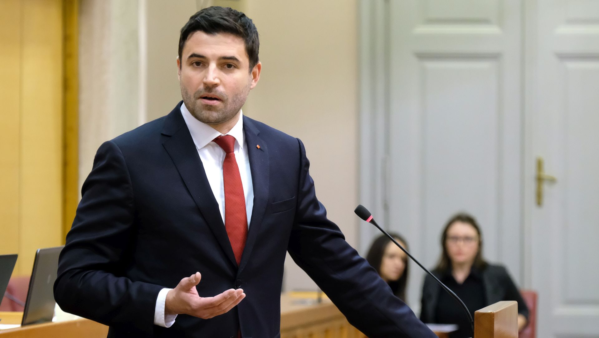 Zagreb, 14.02.2019 - Interpelacija o radu Vlade RH radi postupanja Vlade RH vezanih uz nabavku eskadrile višenamjenskih borbenih aviona, podnositelji su 16 zastupnika u Hrvatskom saboru. 
Na fotografiji Davor Bernardić. 
foto HINA / Edvard ŠUŠAK/ es