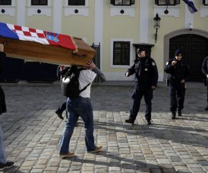Zagreb, 15.02.2019 - Muškarac sa lijesom na kojem je hrvatska zastava na Markovom trgu u Zagrebu. foto HINA/ Tomislav PAVLEK /tp