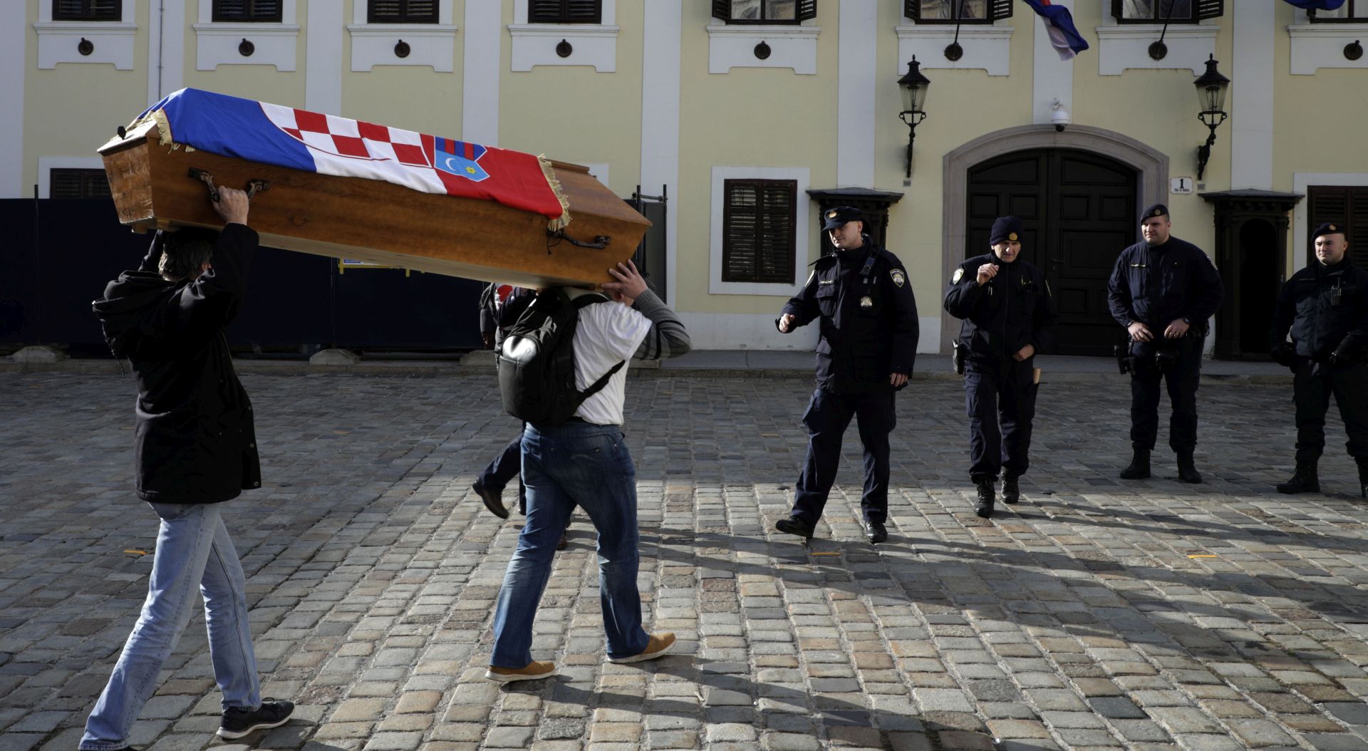 Zagreb, 15.02.2019 - Muškarac sa lijesom na kojem je hrvatska zastava na Markovom trgu u Zagrebu. foto HINA/ Tomislav PAVLEK /tp