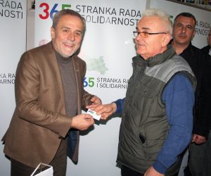 Vrbovec, 17.2.2019 - Milan Bandiæ, predsjednik stranke "Bandiæ Milan 365 - Stranke rada i solidarnosti", u nedjelju naveèer je na skupu u Lovreèkoj Varoi kod Vrbovca uruèio 60 èlanskih iskaznica novoprimljenim èlanovima i pritom istaknuo da im svakodnevno prilaze ljudi i poruèio da ih na putu rada i solidarnosti nitko neæe zaustaviti.
foto HINA/ Dragan VICKOVIÆ/ ua