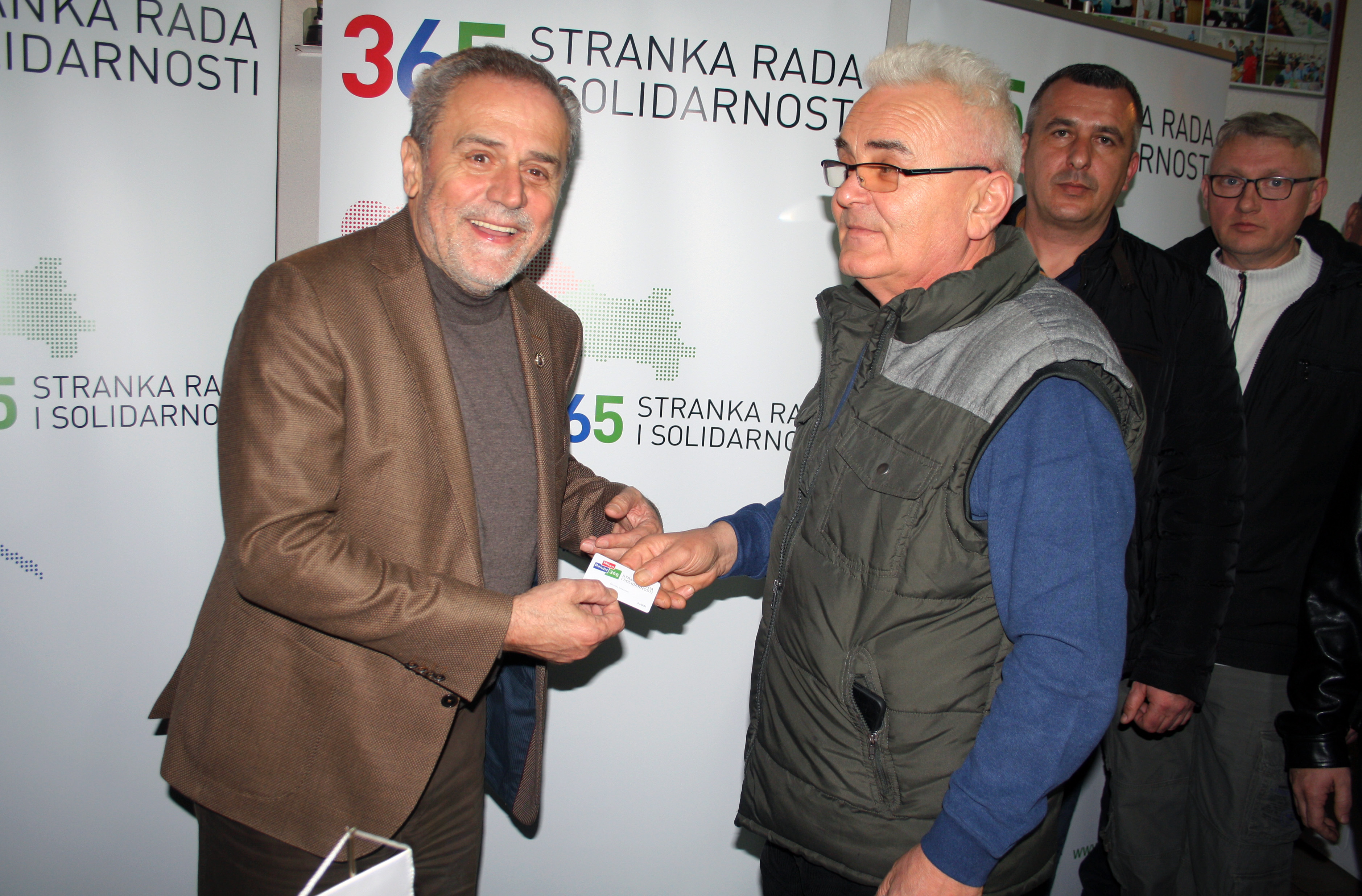 Vrbovec, 17.2.2019 - Milan Bandiæ, predsjednik stranke "Bandiæ Milan 365 - Stranke rada i solidarnosti", u nedjelju naveèer je na skupu u Lovreèkoj Varoi kod Vrbovca uruèio 60 èlanskih iskaznica novoprimljenim èlanovima i pritom istaknuo da im svakodnevno prilaze ljudi i poruèio da ih na putu rada i solidarnosti nitko neæe zaustaviti.
foto HINA/ Dragan VICKOVIÆ/ ua