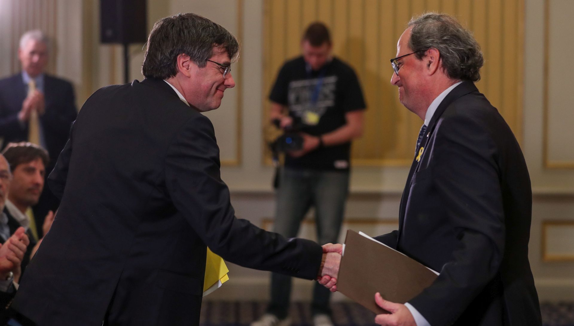 epa07379305 Former Catalan leader Carles Puigdemont (L) and Catalan President Quim Torra (R) during a press conference on "Catalonia and the trial on the referendum: a challenge for the EU" at Hotel Steigenberger Wiltcher's in Brussels, Belgium, 18 February 2019.  EPA/STEPHANIE LECOCQ