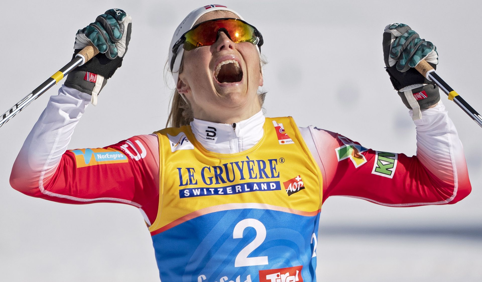 epa07389802 Norway's Therese Johaug celebrates winning the Cross-Coutry Skiathlon Ladies 15km of the 2019 Nordic Skiing World Championships in Seefeld, Austria, 23 February 2019.  EPA/PETER SCHNEIDER
