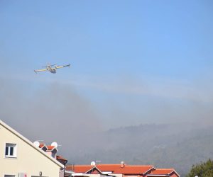 ibenik, 24.02.2019 - Poar koji je planuo kod Tribunja u subotu oko 11 sati jo nije lokaliziran, no vatrogascima je u nedjelju oko 12 sati u pomoæ pristigao kanader dok æe air tractor pomoæi kad vremenski uvjeti budu jo povoljniji, doznaje se iz upanijskog Centra 112.
foto HINA/ ibenikIN/ ik