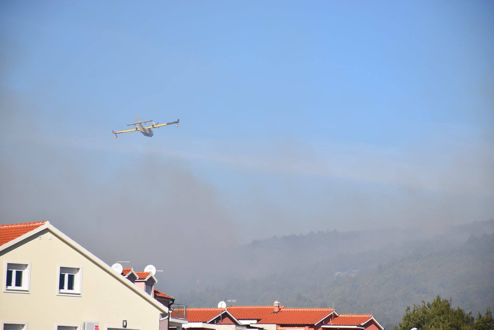 ibenik, 24.02.2019 - Poar koji je planuo kod Tribunja u subotu oko 11 sati jo nije lokaliziran, no vatrogascima je u nedjelju oko 12 sati u pomoæ pristigao kanader dok æe air tractor pomoæi kad vremenski uvjeti budu jo povoljniji, doznaje se iz upanijskog Centra 112.
foto HINA/ ibenikIN/ ik