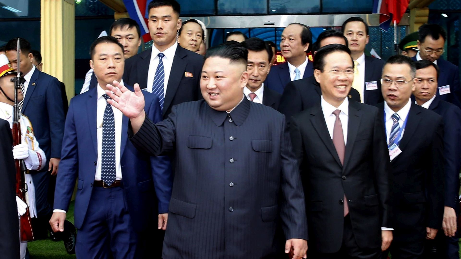 epa07397832 North Korean leader Kim Jong-un (C) waves as he arrives at Dong Dang Railway Station, to start his visit to Vietnam ahead of the US-North Korea summit hosted in Hanoi, at Dong Dang town, Lang Son province, Vietnam, 26 February 2019. The second meeting of the US President and the North Korean leader, running from 27 to 28 February 2019, focuses on furthering steps towards achieving peace and complete denuclearization of the Korean peninsula.  EPA/STR VIETNAM OUT  EDITORIAL USE ONLY