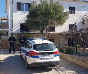 Zadar, 28.02.2019. - Od èetvero malodobne djece koje je otac u èetvrtak ujutro bacio s prvog kata obiteljske kuæe u Pagu, dvoje je teko ozlijeðeno, a dvoje je izvan ivotne opasnosti, potvrdio je Hini dr. eljko Èulina, ravnatelj Opæe bolnice Zadar. Na fotografiji kuæa odakle su baèena djeca.
foto HINA/ ml