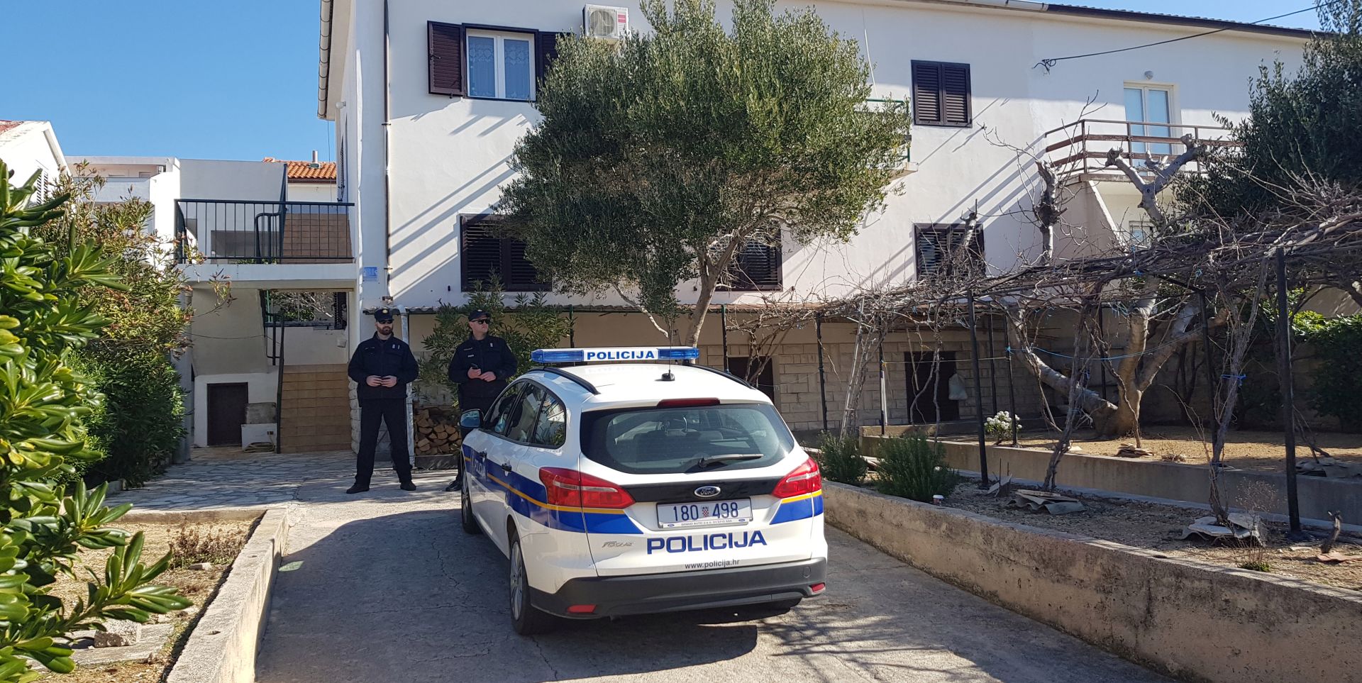 Zadar, 28.02.2019. - Od èetvero malodobne djece koje je otac u èetvrtak ujutro bacio s prvog kata obiteljske kuæe u Pagu, dvoje je teko ozlijeðeno, a dvoje je izvan ivotne opasnosti, potvrdio je Hini dr. eljko Èulina, ravnatelj Opæe bolnice Zadar. Na fotografiji kuæa odakle su baèena djeca.
foto HINA/ ml