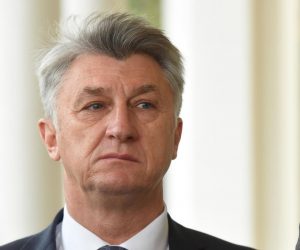 02.02.2018., Zadar - Ministar zastite okolisa i energetike Tomislav Coric stigao je danas u Zadar kako bi predstavnike jedinica lokalne samouprave u Zadarskoj zupaniji upoznao s mogucnostima sufinanciranja njihovih projekata u sustavu gospodarenja otpadom. Zupan Bozidar Longin Photo: Dino Stanin/PIXSELL