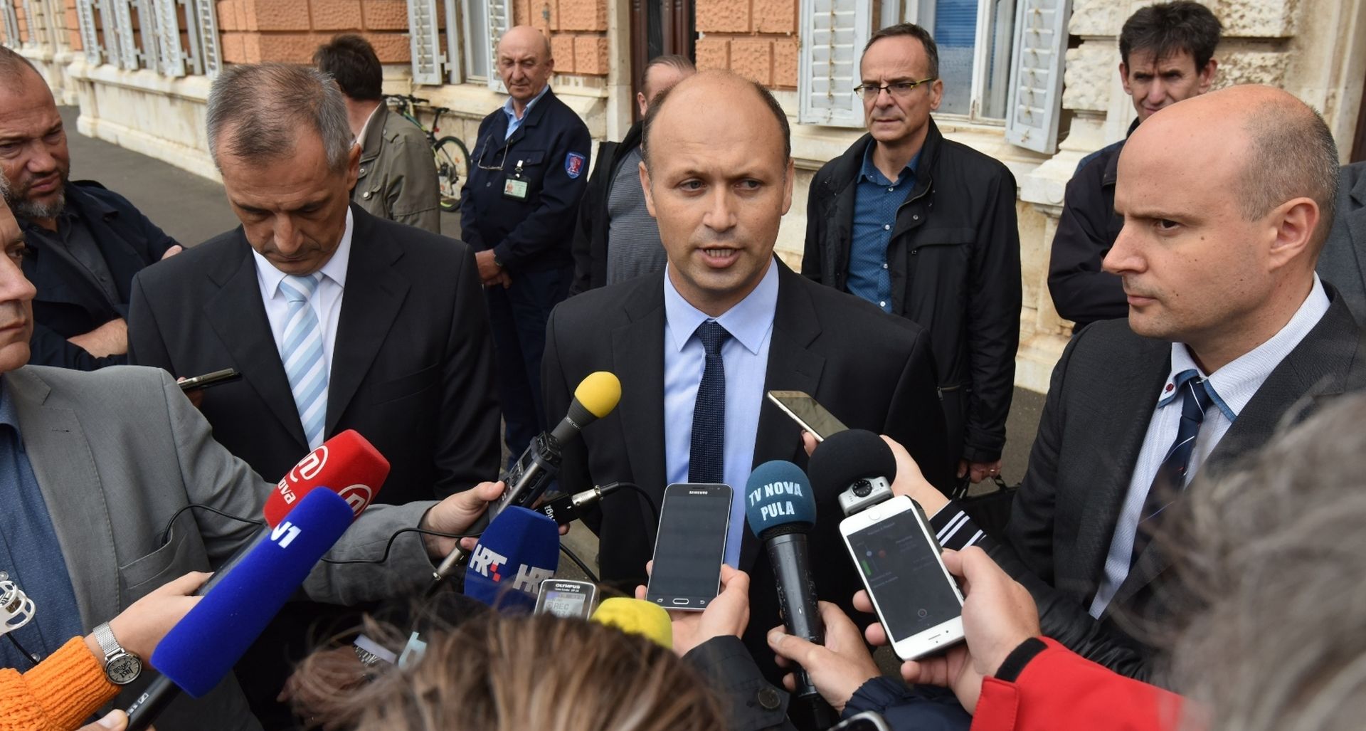 Pula: Nova Uprava Uljanika obratila se medijima 02.11.2018., Pula - Nadzorni odbor Uljanika izabrao je novu troclanu Upravu koju cine direktor Uljanikovih financija i racunovodstva Emil Bulic, direktor Odjela prodaje Uljanika Bojan Blagonic te direktor Uljanik Strojogradnje Milko Mihovilovic, dok ce funkciju predsjednika Uprave obnasati Emil Bulic.

Photo: Dusko Marusic/PIXSELL