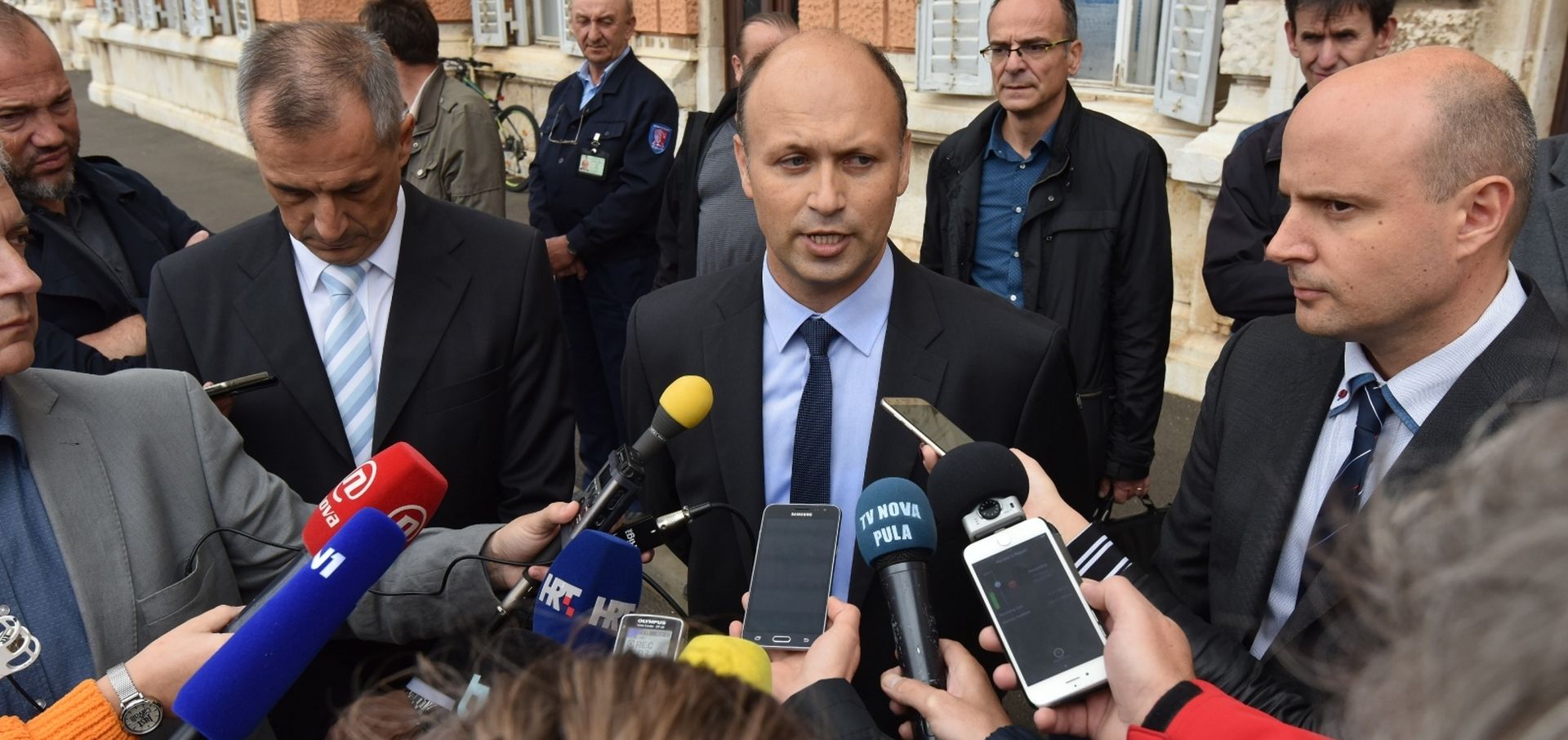 Pula: Nova Uprava Uljanika obratila se medijima 02.11.2018., Pula - Nadzorni odbor Uljanika izabrao je novu troclanu Upravu koju cine direktor Uljanikovih financija i racunovodstva Emil Bulic, direktor Odjela prodaje Uljanika Bojan Blagonic te direktor Uljanik Strojogradnje Milko Mihovilovic, dok ce funkciju predsjednika Uprave obnasati Emil Bulic.

Photo: Dusko Marusic/PIXSELL