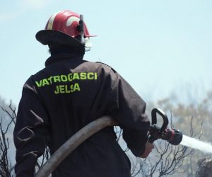 05.09.2013., Hvar - Policijska uprava Splitsko-dalmatinske zupanije u 10.40 sati dojavila je o pozaru u uvali Zastrasisce na juznoj obali otoka Hvara. Postoje osnovane sumnje da su pozar uzrokovale osobe koje su nedugo po izbijanju pozara gumenjakom oko 5 metara duzine otplovile prema Korculi. Pokrenuta je akcija potrage. U asistenciju potrage za potencijalnim pociniteljima koju provodi nadlezna PU, ukljucene su lucke kapetanije Split i Dubrovnik te lucke ispostave Korcula i Vela Luka. Kuce nisu ugrozene, a gasenje je u tijeku. S obzirom na to da je vatra planula na nepristupacnom terenu, hvarskim vatrogascima u pomoc su poslani kanaderi. Photo: Dalibor Urukalovic/PIXSELL
