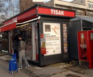 07.01.2015., Bjelovar, Franjevacka ulica - Nepoznati razbojnik sinoc je na zatvaranju tiskovog kioska u Franjevackoj ulici zaskocio i izudarao djelatnicu u pokusaju pljacke. Nakon nemilog dogadjaja nepoznati je pocinitelj pobjegao, te policija traga njime, dok je djelatnica na bolovanju. 
Photo: Damir Spehar/PIXSELL