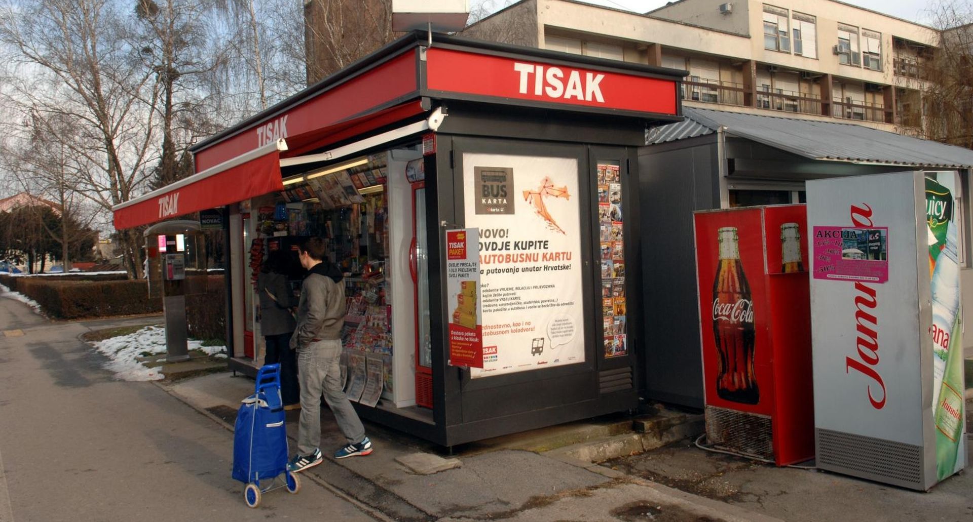 07.01.2015., Bjelovar, Franjevacka ulica - Nepoznati razbojnik sinoc je na zatvaranju tiskovog kioska u Franjevackoj ulici zaskocio i izudarao djelatnicu u pokusaju pljacke. Nakon nemilog dogadjaja nepoznati je pocinitelj pobjegao, te policija traga njime, dok je djelatnica na bolovanju. 
Photo: Damir Spehar/PIXSELL