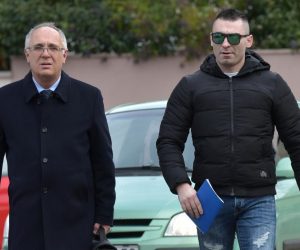 Zadar: Na Općinskom sudu počelo ponovljeno suđenje Daruvarcu za premlaćivanje djevojke 09.01.2019., Zadar - Na Opcinskom sudu pocelo je ponovljeno sudjenje Darku Kovacevicu Daruvarcu zbog premlacivanja djevojke. Dosao je u pratnji odvjetnika Borisa Radmana. 

Photo: Dino Stanin/PIXSELL