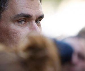 07.08.2009. Zagreb, Hrvatska-  Ulica Kneza Mislava br. 8 u kojoj se nalazi sredisnjica Hrvatske Narodne Stranke. Gradjani, prijatelji i politicari iz raznih stranaka upisivali su se u knjigu zalosti za priminulu Savku Dabcevic Kucar. Predsjednik SDP-a Zoran Milanovic.
Photo: Slavko Midzor/PIXSELL