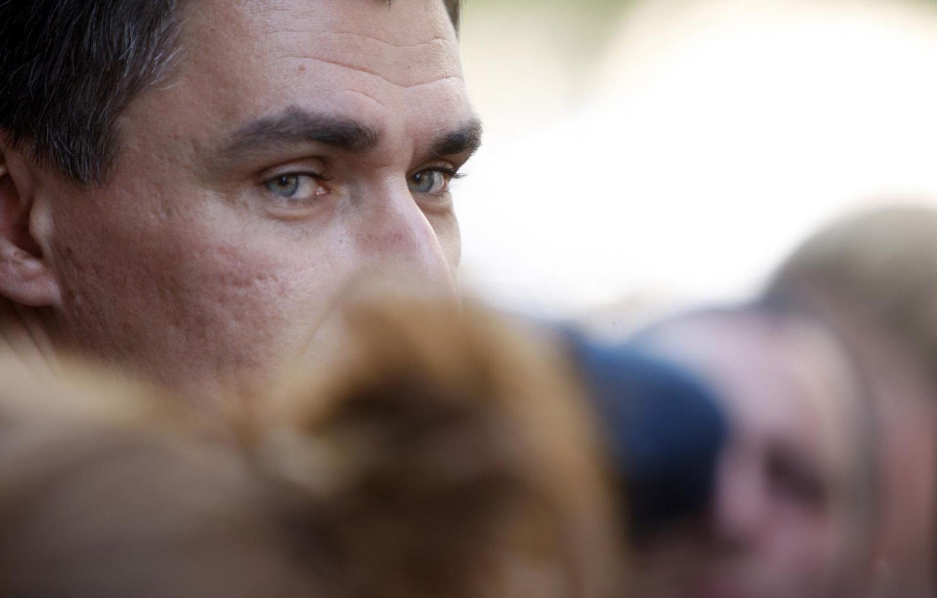07.08.2009. Zagreb, Hrvatska-  Ulica Kneza Mislava br. 8 u kojoj se nalazi sredisnjica Hrvatske Narodne Stranke. Gradjani, prijatelji i politicari iz raznih stranaka upisivali su se u knjigu zalosti za priminulu Savku Dabcevic Kucar. Predsjednik SDP-a Zoran Milanovic.
Photo: Slavko Midzor/PIXSELL
