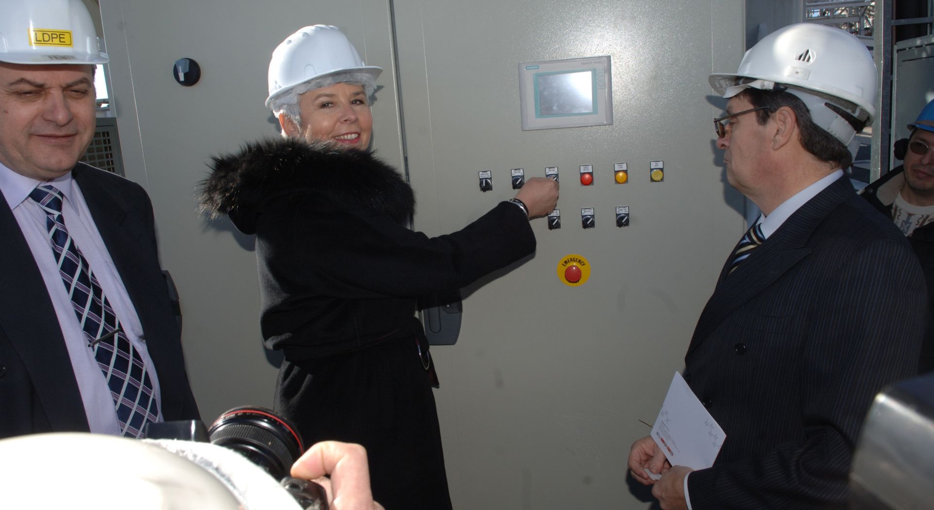 19.01.2010., Omisalj - Predsjednica Vlade Jadranka Kosor u pratnji ministara Ivana Sukera, Djure Popijaca i Gorana Jezica pustila je u rad osuvremenjeno postrojenje Dine petrokemije za proizvodnju dinalena - polietilena niske gustoce. 
Photo: Goran Kovacic/PIXSELL