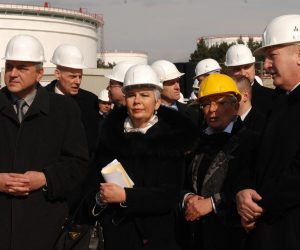 21.02.2011. Omisalj -  Predsjednica Vlade Jadranka Kosor otvorila je gradiliste za izgradnju tri nova spremnika za sirovu naftu na JANAF-ovom terminalu Omisalj u drustvu ministara Djure Popijaca, Branka Bacica, Domagoja Milosevica, predsjednika uprave JANAFA Ante Markova i zupana Zlatka Komadine. Obisla je i upravnu zgradu JANAFA, te razgledala Kontrolnu sobu i dio terminala.
Photo: Goran Kovacic/PIXSELL