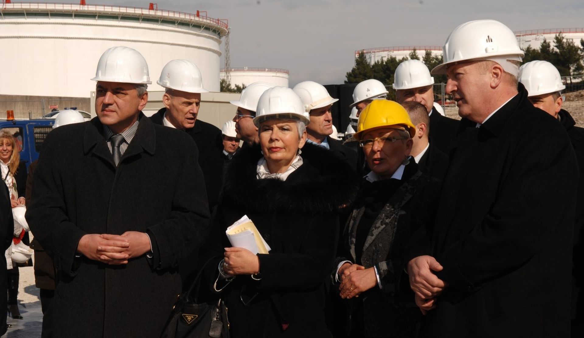 21.02.2011. Omisalj -  Predsjednica Vlade Jadranka Kosor otvorila je gradiliste za izgradnju tri nova spremnika za sirovu naftu na JANAF-ovom terminalu Omisalj u drustvu ministara Djure Popijaca, Branka Bacica, Domagoja Milosevica, predsjednika uprave JANAFA Ante Markova i zupana Zlatka Komadine. Obisla je i upravnu zgradu JANAFA, te razgledala Kontrolnu sobu i dio terminala.
Photo: Goran Kovacic/PIXSELL