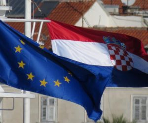 12.01.2015., Split - Europska i hrvatska zastava na carinskom gatu.
Photo: Ivo Cagalj/PIXSELL