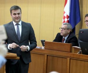 Zagreb: Zastupnici u Saboru raspravljali o privatizaciji INA-e 13.02.2019., Zagreb - Sabor je 11. sjednicu  nastavio raspravom o Prijedlogu zakona o izmjeni i dopuni Zakona o privatizaciji INA - industrije nafte d.d. Tomislav Coric, Gordan Jandrokovic.
Photo: Patrik Macek/PIXSELL
