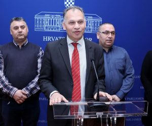 Zagreb: Konferencija za medije o aktualnoj socijalnoj problematici roma u Međimurskoj županiji 13.02.2019., Zagreb - U Saboru je odrzana konferencija za medije o aktualnoj socijalnoj problematici romske zajednice u Medjimurskoj zupaniji. Veljko Kajtazi, Suzana Krcmar i Matjas Orsus.
Photo: Patrik Macek/PIXSELL