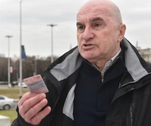 Zagreb: Policija dočekala Zorana Ercega kod spomenika Franji Tuđmanu 13.02.2019., Zagreb - Zoran Erceg koji je zbog vrijedjanja lika i djela prvog hrvatskog predsjednika Franje Tudjmana dobio presudu od 15 dana zatvora dosao je pred spomenik Franji Tudjmanu gdje ga je docekala policija. 
Photo: Davorin Visnjic/PIXSELL