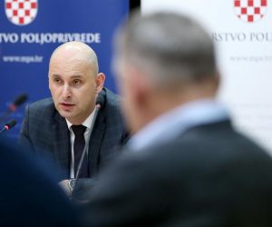 13.12.2018., Zagreb - Potpredsjednik Vlade i ministar poljoprivrede Tomislav Tolusic potpisao je ugovore o sufinanciranju rada 15 uzgojnih udruzenja u stocarstvu. Ugovori su vrijedni 679 tisuca kuna, a sredstva su namijenjena sufinanciranju nabave opreme za provedbu postupaka ispitivanja proizvodnosti i testiranja propisanih uzgojnim programom, DNK verifikaciju roditeljstva, oznacavanje zivotinja te genomsko testiranje, kao i sufinanciranju placa djelatnika uzgojnih udruzenja te nabave uredskog materijala i opreme. 
Photo: Igor Kralj/PIXSELL