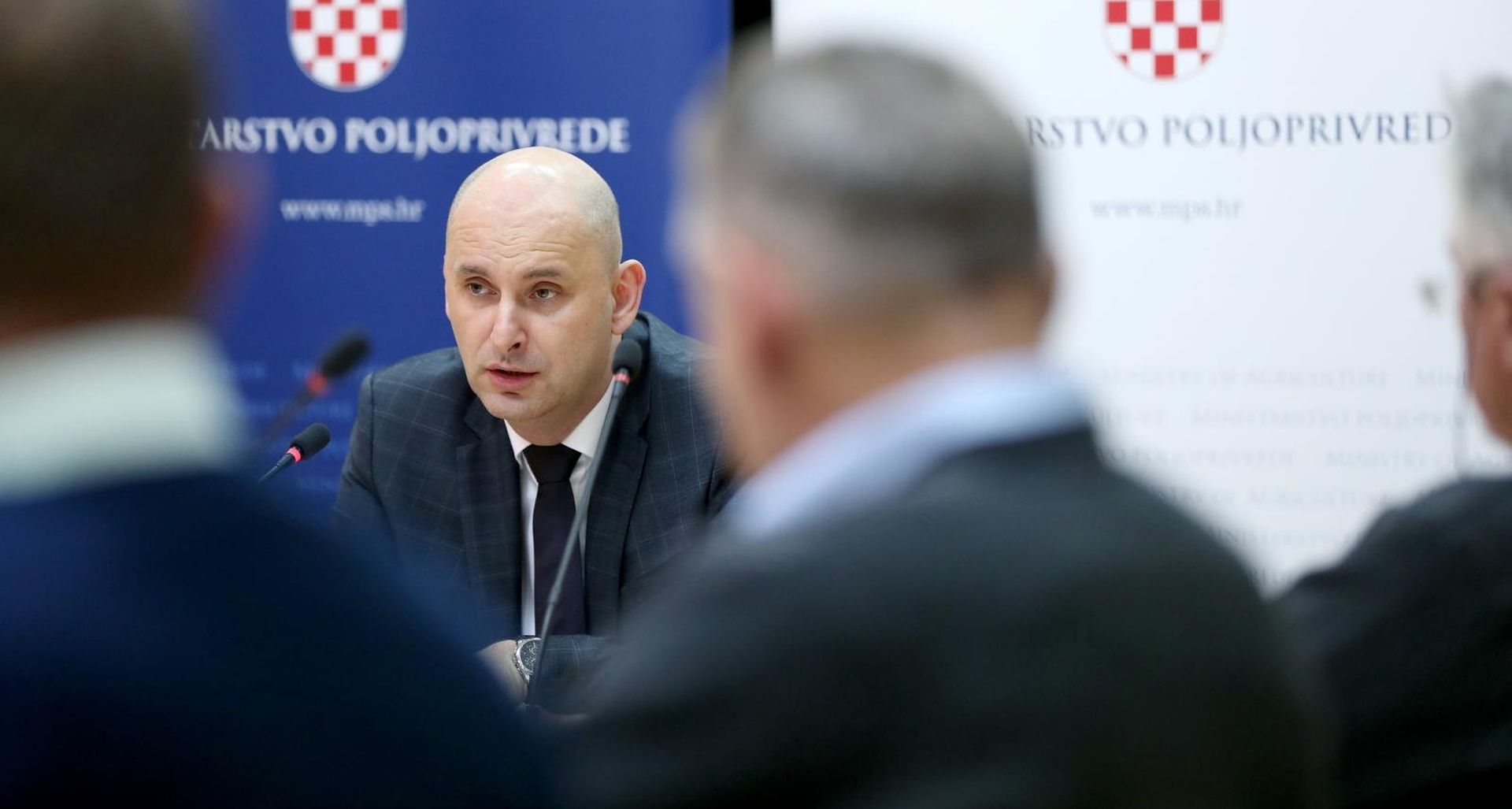 13.12.2018., Zagreb - Potpredsjednik Vlade i ministar poljoprivrede Tomislav Tolusic potpisao je ugovore o sufinanciranju rada 15 uzgojnih udruzenja u stocarstvu. Ugovori su vrijedni 679 tisuca kuna, a sredstva su namijenjena sufinanciranju nabave opreme za provedbu postupaka ispitivanja proizvodnosti i testiranja propisanih uzgojnim programom, DNK verifikaciju roditeljstva, oznacavanje zivotinja te genomsko testiranje, kao i sufinanciranju placa djelatnika uzgojnih udruzenja te nabave uredskog materijala i opreme. 
Photo: Igor Kralj/PIXSELL