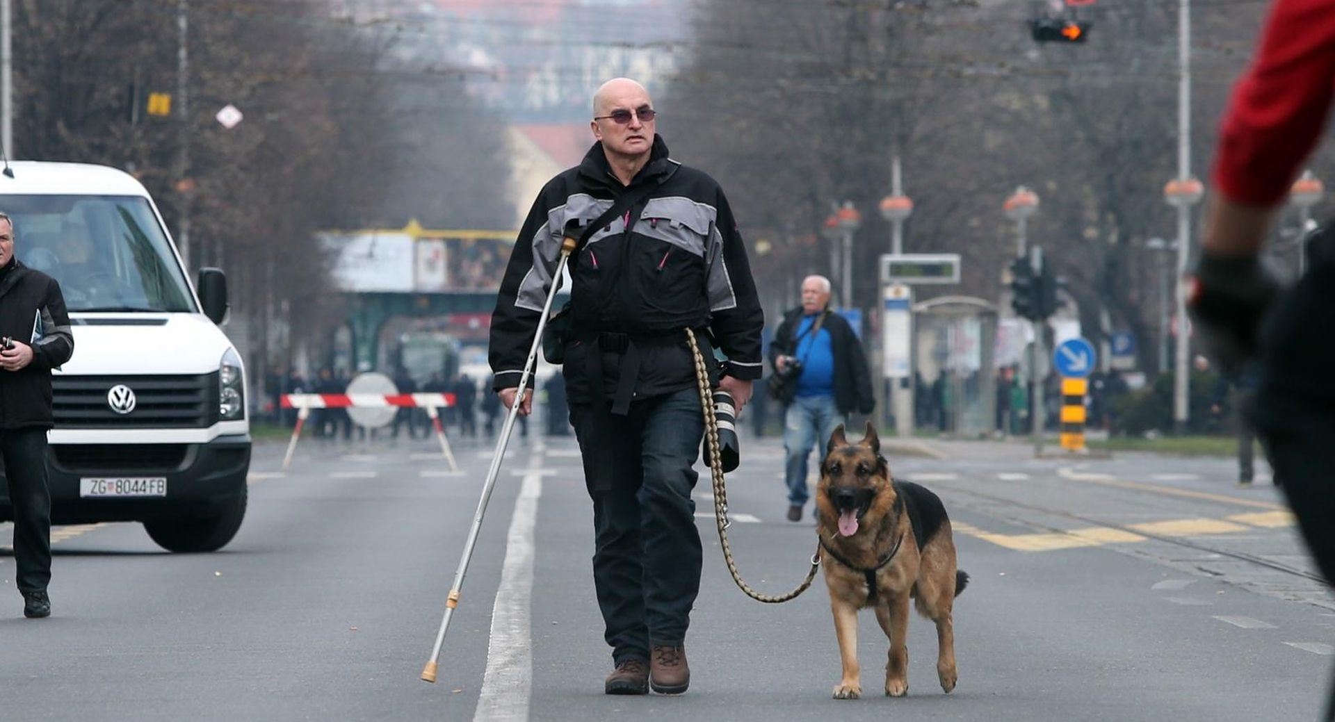 14.03.2015.,  Zagreb - U satoru postavljenom ispred Ministarstva branitelja u Savskoj 66, gdje branitelji prosvjeduju vec 4 mjeseca odrzan je Skup potpore hrvatskim braniteljima. Skup je organiziran zbog prosvjednog marsa pokreta Occupy Croatia pod nazivom Stop teroru satorasa. Zoran Erceg pokusao kroz policijski kordon doci do braniteljskog satora. Policija mu je zaprijecila prolaz te se morao vratiti prema Vukovarskoj aveniji.  Photo: Robert Anic/PIXSELL