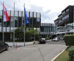 Zagreb: Nepoznati aktivisti jajima zasuli ulaz u Ministarstvo zdravstva 14.08.2018., Zagreb - Ulaz u zgradu Ministarstva zdravstva na Ksaveru nepoznati aktivisti zasuli su jajima.

 Photo: Jurica Galoic/PIXSELL