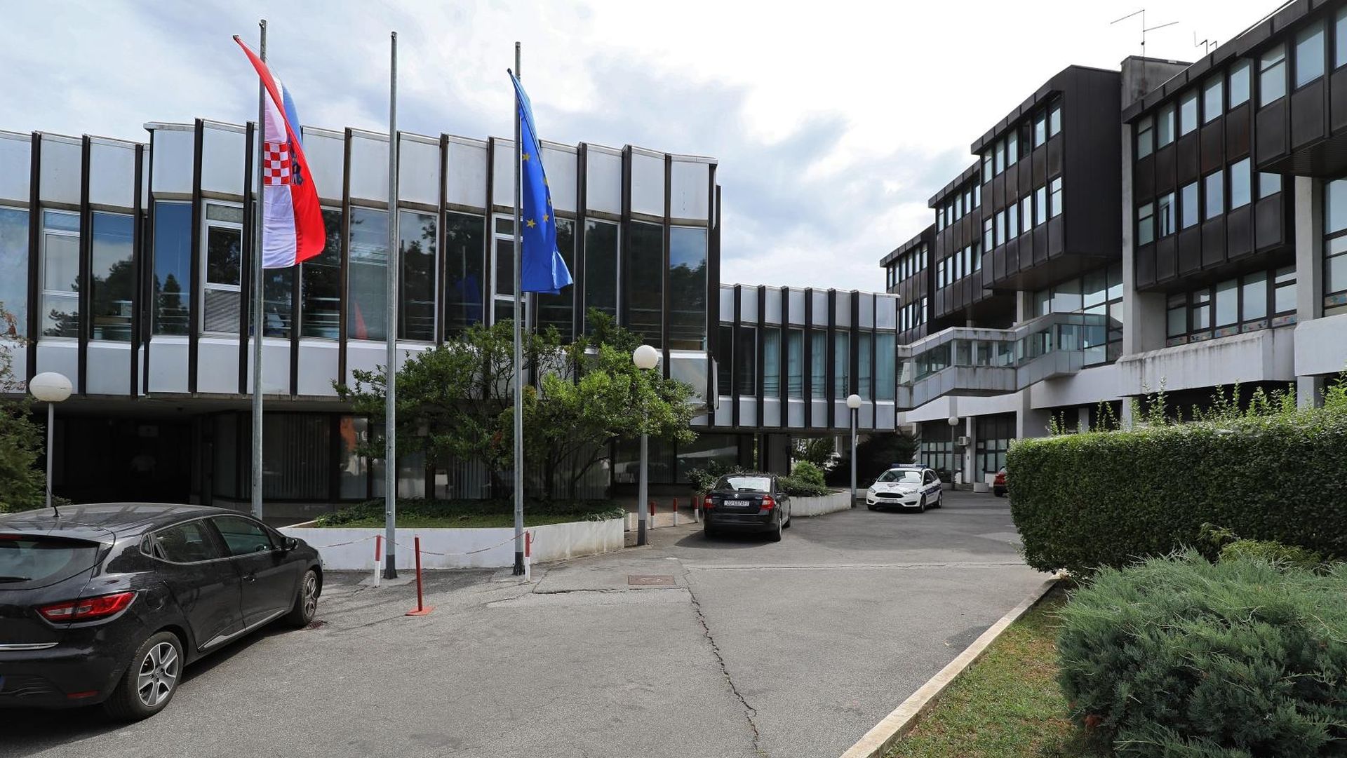 Zagreb: Nepoznati aktivisti jajima zasuli ulaz u Ministarstvo zdravstva 14.08.2018., Zagreb - Ulaz u zgradu Ministarstva zdravstva na Ksaveru nepoznati aktivisti zasuli su jajima.

 Photo: Jurica Galoic/PIXSELL