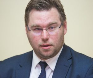 Osijek: Svečano uručeno devet ugovora za Program zapošljavanja žena "Zaželi" 14.12.2018., Osijek - U prostorijama Osjecko-baranjske zupanije odrzala se svecanost urucenja devet ugovora za Program zaposljavanja zena "Zazeli". Urucenju je nazocio zupan Ivan Anusic i ministar rada i mirovinskog sustava Marko Pavic.
Photo: Davor Javorovic/PIXSELL
