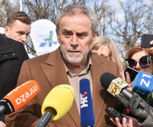 Zagreb: Bandić najavio Sanjkaški kup na Cmroku 15.02.2019., Zagreb - Gradonacelnik Grada Zagreba sa svojim suradnicima odrzao je konferenciju za medije na Cmroku gdje ce se organizirati Sanjkaski kup za djecu i mlade. 
Photo: Davorin Visnjic/PIXSELL