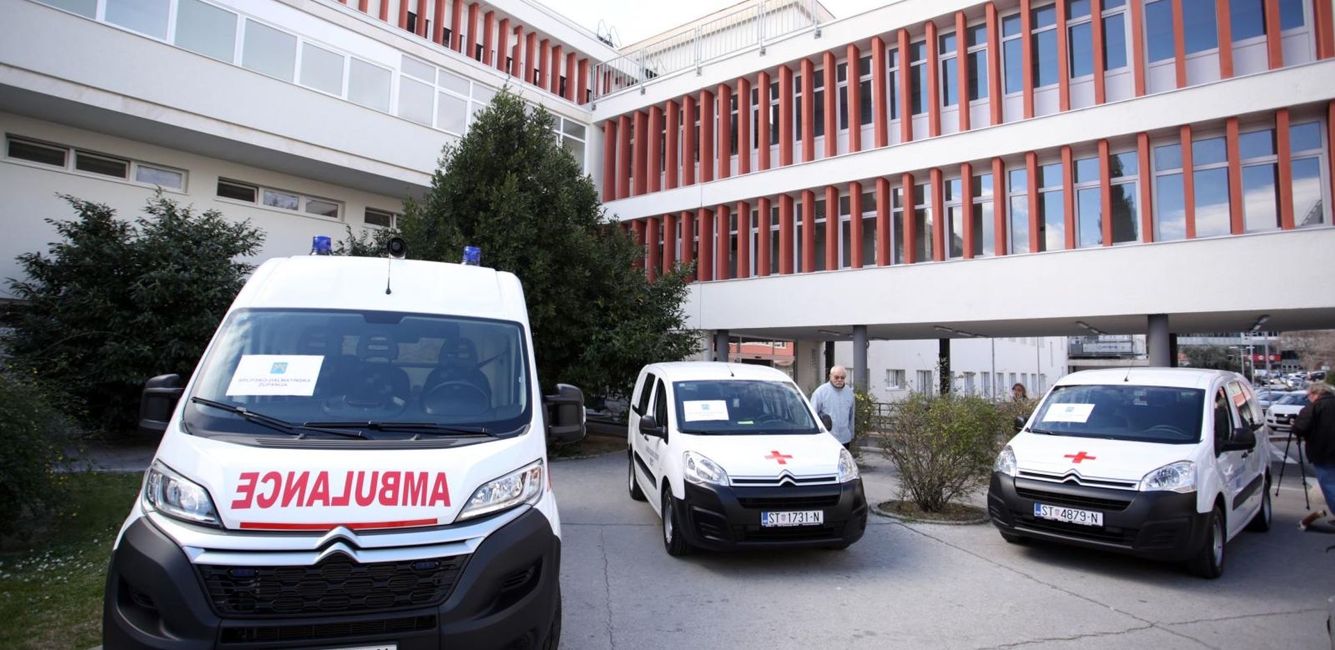 15.02.2019., Split - Splitsko-dalmatinski zupan Blazenko Boban urucio je kljuceve 3 vozila ravnatelju KBC Split dr.sc. Juliju Mestrovicu. 
Photo: Miranda Cikotic/PIXSELL