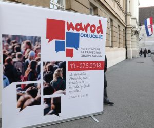 Zagreb: GI Narod odlučuje traži raspisivanje referenduma 16.01.2019., Zagreb - Aktivisti gradjanske inicijative Narod odlucuje dijelili su ispred Sabora letke i pozivali na raspisivanje referenduma. Photo: Patrik Macek/PIXSELL