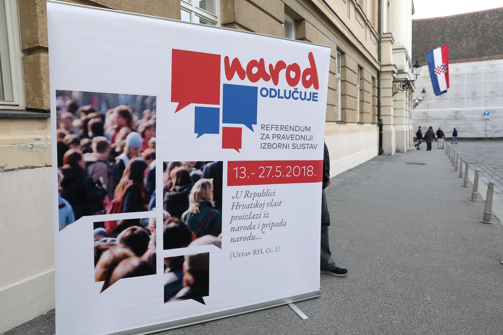 Zagreb: GI Narod odlučuje traži raspisivanje referenduma 16.01.2019., Zagreb - Aktivisti gradjanske inicijative Narod odlucuje dijelili su ispred Sabora letke i pozivali na raspisivanje referenduma. Photo: Patrik Macek/PIXSELL