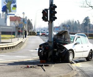 Zagreb: Automobil smrskan nakon što se zabio u stup semafora, nekoliko ozlijeđenih 16.02.2019., Zagreb - U teskoj prometnoj nesreci na krizanju Gospodske ulice i Aleje Bologne koja se dogodila iza 9 sati nekoliko osoba je ozlijedjeno. Jedan automobil zabio se u stup semafora. Prednji dio automobila potpuno je smrskan. Ocevid je u tijeku. 
Photo: Borna Filic/PIXSELL