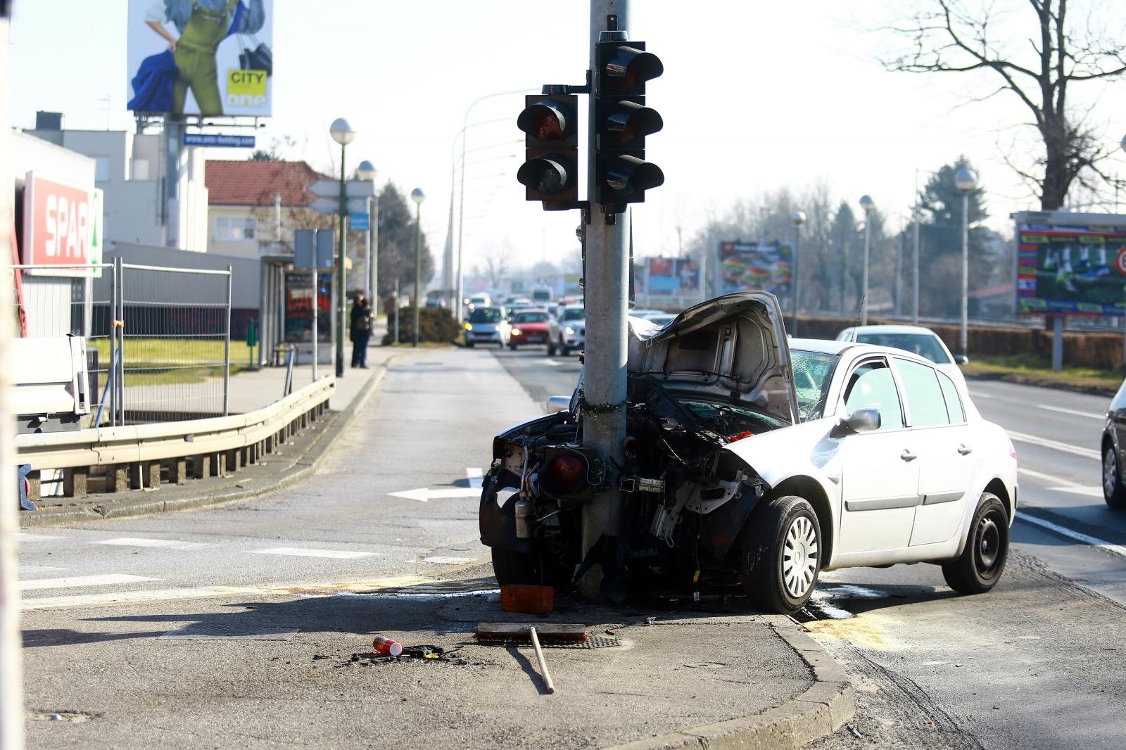 Zagreb: Automobil smrskan nakon što se zabio u stup semafora, nekoliko ozlijeđenih 16.02.2019., Zagreb - U teskoj prometnoj nesreci na krizanju Gospodske ulice i Aleje Bologne koja se dogodila iza 9 sati nekoliko osoba je ozlijedjeno. Jedan automobil zabio se u stup semafora. Prednji dio automobila potpuno je smrskan. Ocevid je u tijeku. 
Photo: Borna Filic/PIXSELL