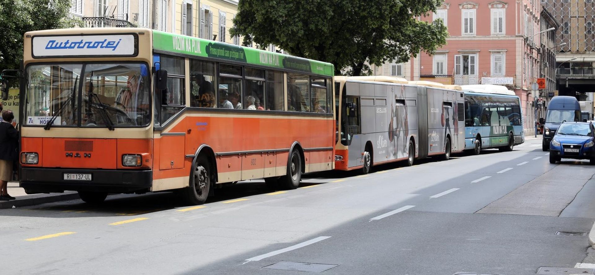 16.05.2018., Rijeka - Desetminutni strajk vozaca autobusa gradskog komunlnog poduzeca Autotrolej u znak podrske profesionalnim vozacima u Hrvatskoj.
Photo: Goran Kovacic/PIXSELL