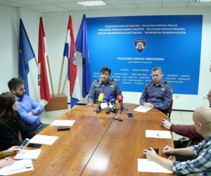 PU međimurska potvrdila da je uhićena žena koju se sumnjiči za ubojstvo 2000. u Palovcu 17.02.2019., Cakovec - Ivan Sokac, nacelnik Policijske uprave medjimurske, obratio se novinarima s informacijama o lesu koji je u sinoc pronadjen u obiteljskoj kuci u Palovcu u Novoj ulici. Potvrdili su da je uhicena zena koju se sumnjici da je pocinila ubojstvo i tijelo svoje sestre sakrila u skrinju. 

Photo: Sanjin Strukic/PIXSELL