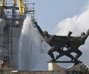 18.02.2019., Pula - Ispitivanje glavnih motora na jaruzaru, odnosno broda za specijalna kopanja i produbljivanja morskog dna, kojeg pulski brodograditelji  grade za  nizozemski Royal IHC izazvalo je veliku paznju prolaznika. Velik vodoskok iz glavnih pumpi sikljao je vodu i do sto metara u daljinu sto je cinilo velicanstvenu scenu snage i tehnologije.  

Photo: Dusko Marusic/PIXSELL