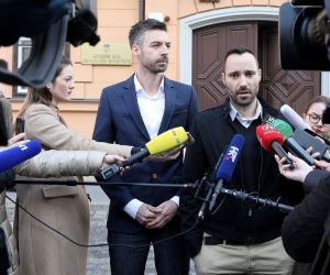 Zagreb: Podnesen zahtjev za ocjenu ustavnosti Zakona o udomiteljstvu 20.02.2019., Zagreb - Ispred Ustavnog suda odrzana je konferenciju za medije povodom podnosenja zahtjeva Ive Segote i Mladena Kozica za ocjenu ustavnosti Zakona o udomiteljstvu.
Photo: Patrik Macek/PIXSELL