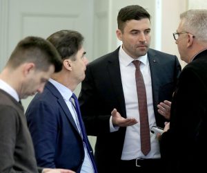Zagreb: Konzultacije zastupnika SDP Davora Bernardića, Ranka Ostojića i Branka Grčića 20.02.2019., Zagreb - Konzultacije zastupnika SDP Davora Bernardica, Ranka Ostojica i Branka Grcica prije pocetka glasovanja. Tocno u podne zastupnici su poceli glasovanje o raspravljenim tockama, medju kojima je i zakon o privatizaciji Ine.
Photo: Patrik Macek/PIXSELL