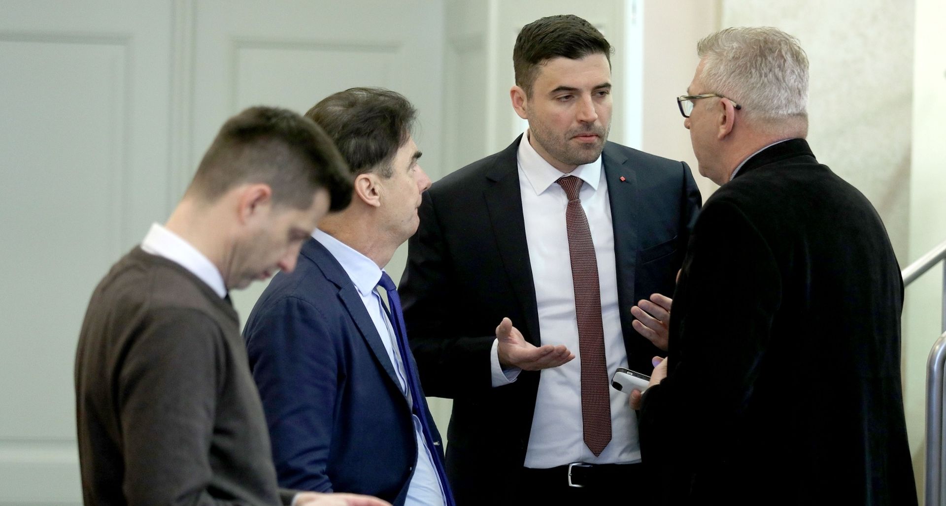 Zagreb: Konzultacije zastupnika SDP Davora Bernardića, Ranka Ostojića i Branka Grčića 20.02.2019., Zagreb - Konzultacije zastupnika SDP Davora Bernardica, Ranka Ostojica i Branka Grcica prije pocetka glasovanja. Tocno u podne zastupnici su poceli glasovanje o raspravljenim tockama, medju kojima je i zakon o privatizaciji Ine.
Photo: Patrik Macek/PIXSELL
